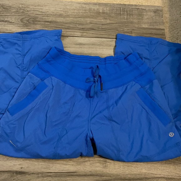 Lululemon capris size 6 - Picture 2 of 3